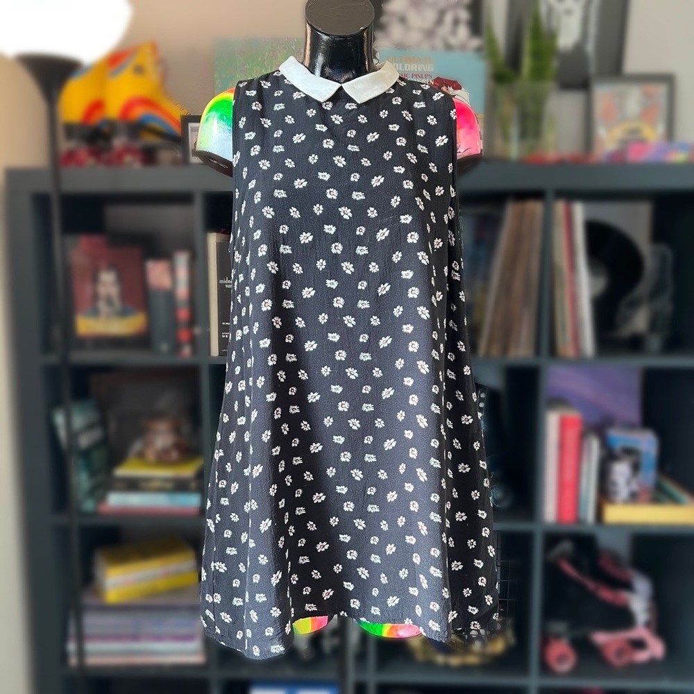Forever 21 Retro, collared, floral, mini dress.